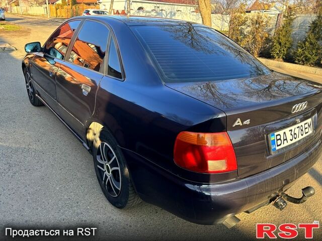 Синий Ауди А4, объемом двигателя 1.6 л и пробегом 280 тыс. км за 3300 $, фото 3 на Automoto.ua