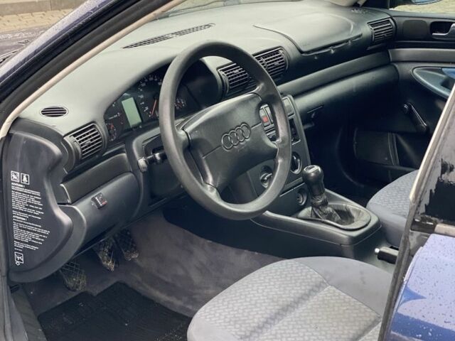 Синий Ауди А4, объемом двигателя 1.8 л и пробегом 300 тыс. км за 1350 $, фото 12 на Automoto.ua