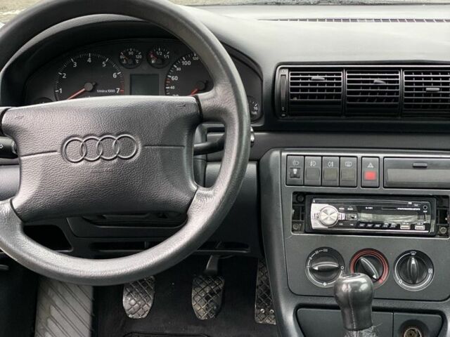 Синій Ауді А4, об'ємом двигуна 1.8 л та пробігом 300 тис. км за 1450 $, фото 11 на Automoto.ua