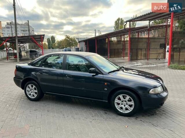 Синий Ауди А4, объемом двигателя 1.8 л и пробегом 300 тыс. км за 2750 $, фото 2 на Automoto.ua