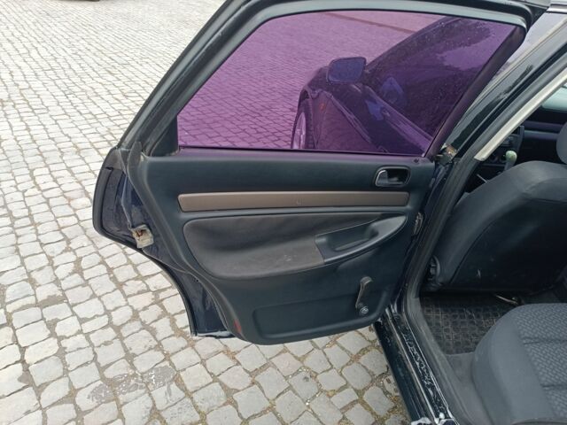 Синій Ауді А4, об'ємом двигуна 1.6 л та пробігом 350 тис. км за 2600 $, фото 9 на Automoto.ua