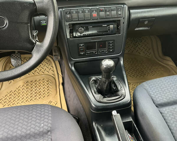 Ауди А4 1995 в Бердичеве на Automoto.ua Синий Ауди А4, объемом двигателя 1.8 л и пробегом 280 тыс. км за 2450 $, фото 7 на Automoto.ua