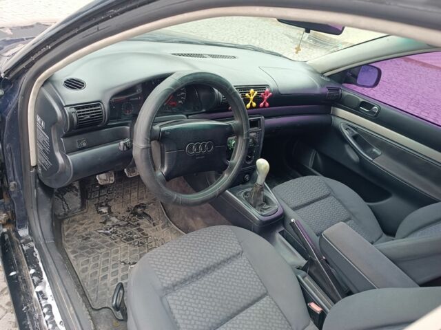 Синій Ауді А4, об'ємом двигуна 1.6 л та пробігом 350 тис. км за 2600 $, фото 8 на Automoto.ua