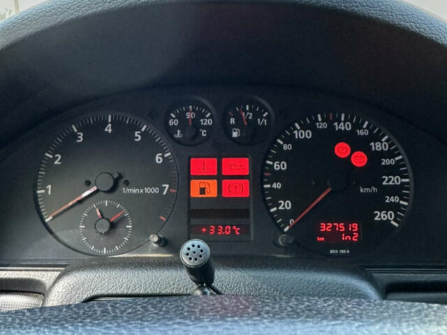 Синій Ауді А4, об'ємом двигуна 1.6 л та пробігом 328 тис. км за 4200 $, фото 19 на Automoto.ua