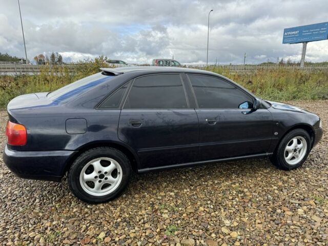 Синий Ауди А4, объемом двигателя 1.8 л и пробегом 400 тыс. км за 1900 $, фото 4 на Automoto.ua