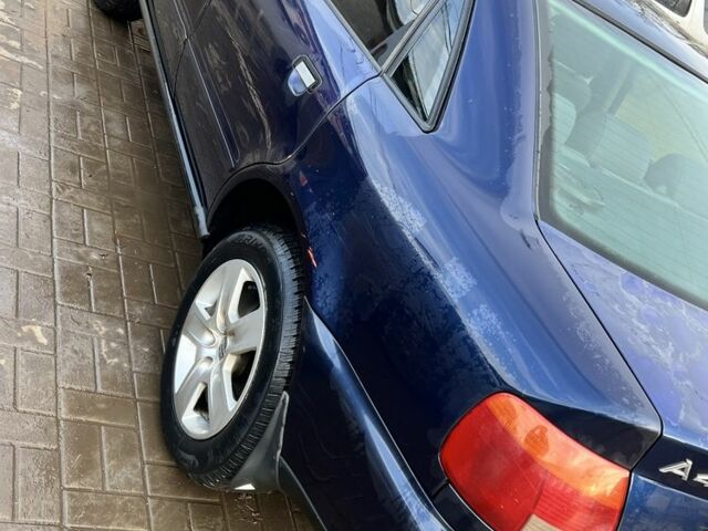 Синий Ауди А4, объемом двигателя 1.6 л и пробегом 300 тыс. км за 2597 $, фото 3 на Automoto.ua