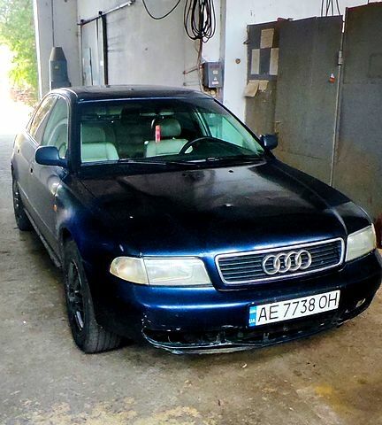 Синій Ауді А4, об'ємом двигуна 1.6 л та пробігом 400 тис. км за 1420 $, фото 1 на Automoto.ua