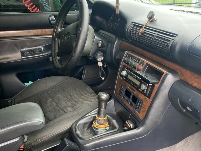 Синій Ауді А4, об'ємом двигуна 1.8 л та пробігом 295 тис. км за 2500 $, фото 4 на Automoto.ua