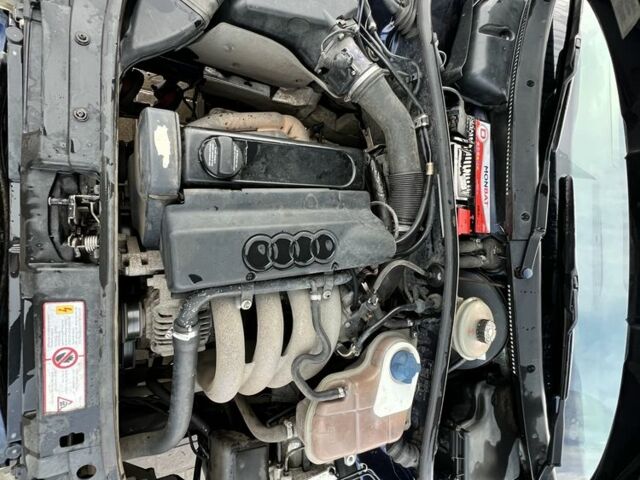 Синий Ауди А4, объемом двигателя 1.6 л и пробегом 300 тыс. км за 2597 $, фото 6 на Automoto.ua