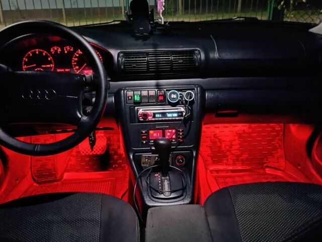 Ауді А4 1996 у Костополе на Automoto.ua Синій Ауді А4, об'ємом двигуна 1.8 л та пробігом 300 тис. км за 3300 $, фото 10 на Automoto.ua