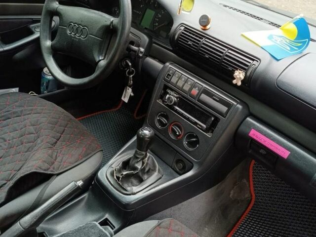 Синий Ауди А4, объемом двигателя 1.6 л и пробегом 350 тыс. км за 1850 $, фото 2 на Automoto.ua