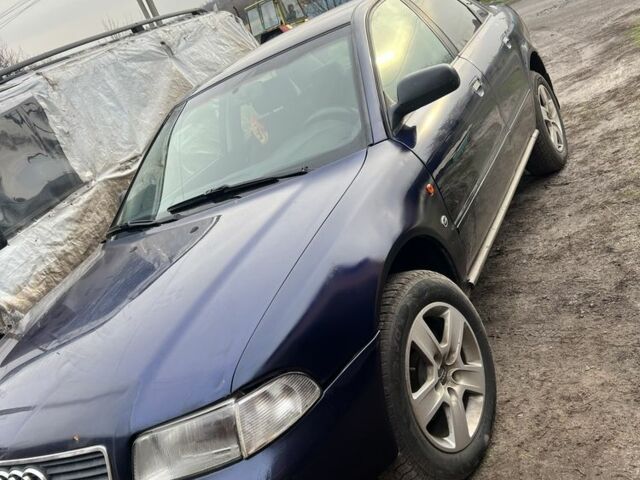 Синий Ауди А4, объемом двигателя 1.6 л и пробегом 300 тыс. км за 2597 $, фото 1 на Automoto.ua