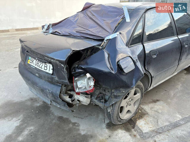 Синий Ауди А4, объемом двигателя 1.78 л и пробегом 350 тыс. км за 800 $, фото 7 на Automoto.ua