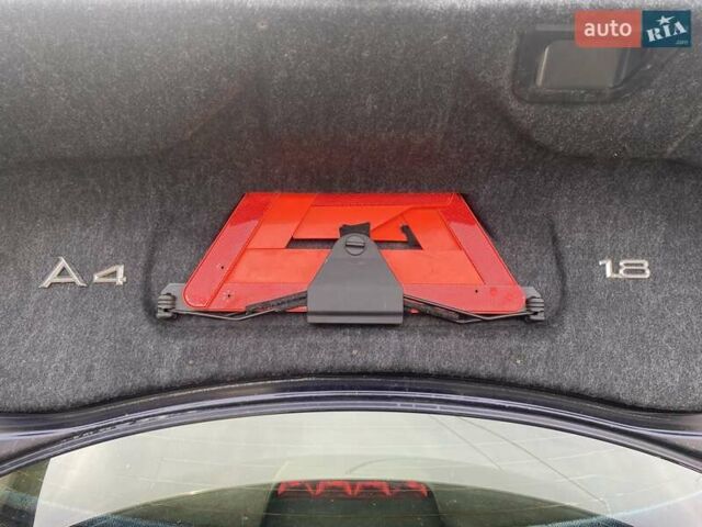 Синій Ауді А4, об'ємом двигуна 1.6 л та пробігом 367 тис. км за 3200 $, фото 11 на Automoto.ua