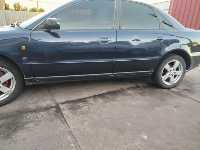 Синий Ауди А4, объемом двигателя 1.6 л и пробегом 364 тыс. км за 2900 $, фото 5 на Automoto.ua