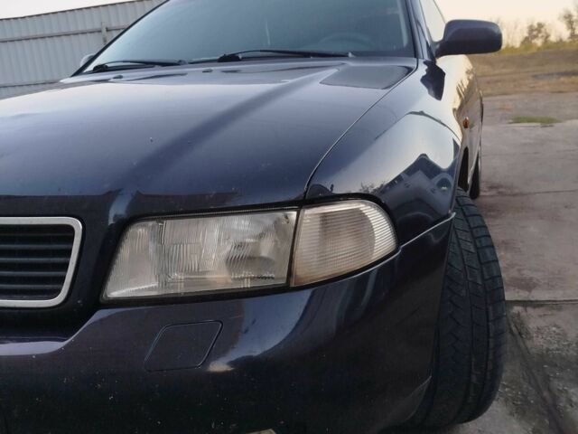 Синий Ауди А4, объемом двигателя 1.6 л и пробегом 364 тыс. км за 2900 $, фото 1 на Automoto.ua