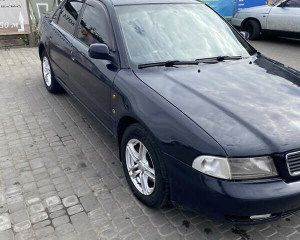 Синий Ауди А4, объемом двигателя 1.6 л и пробегом 350 тыс. км за 3200 $, фото 1 на Automoto.ua