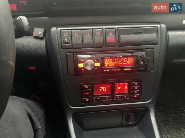 Синій Ауді А4, об'ємом двигуна 1.6 л та пробігом 367 тис. км за 3200 $, фото 25 на Automoto.ua