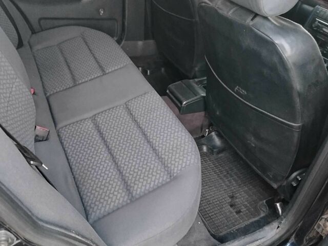 Синий Ауди А4, объемом двигателя 1.6 л и пробегом 364 тыс. км за 2900 $, фото 7 на Automoto.ua