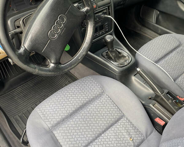 Синий Ауди А4, объемом двигателя 1.6 л и пробегом 350 тыс. км за 3200 $, фото 6 на Automoto.ua