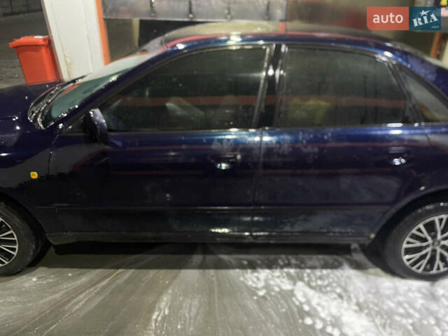 Синий Ауди А4, объемом двигателя 1.6 л и пробегом 400 тыс. км за 3200 $, фото 1 на Automoto.ua