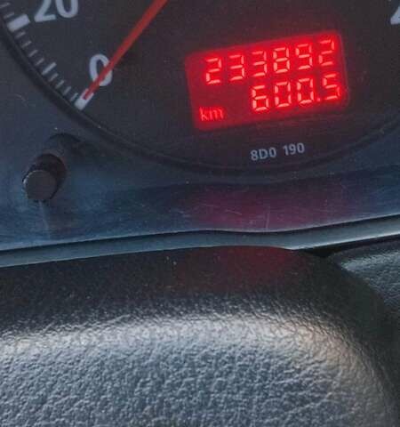 Синий Ауди А4, объемом двигателя 1.9 л и пробегом 233 тыс. км за 3800 $, фото 4 на Automoto.ua