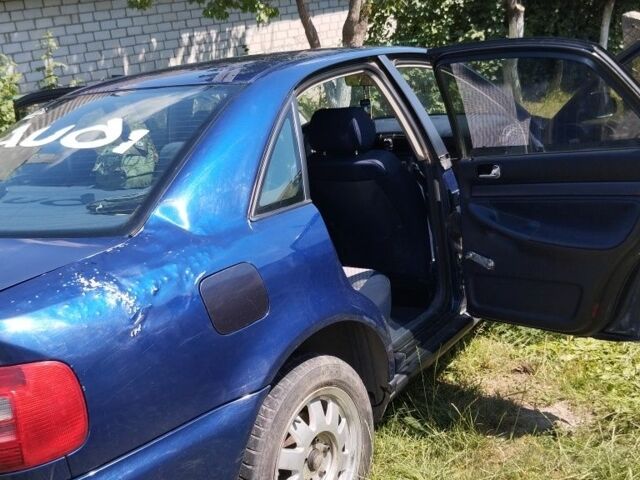 Синий Ауди А4, объемом двигателя 1.8 л и пробегом 322 тыс. км за 3000 $, фото 2 на Automoto.ua