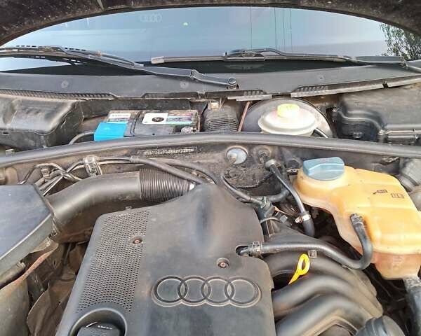 Синий Ауди А4, объемом двигателя 1.6 л и пробегом 250 тыс. км за 3000 $, фото 12 на Automoto.ua