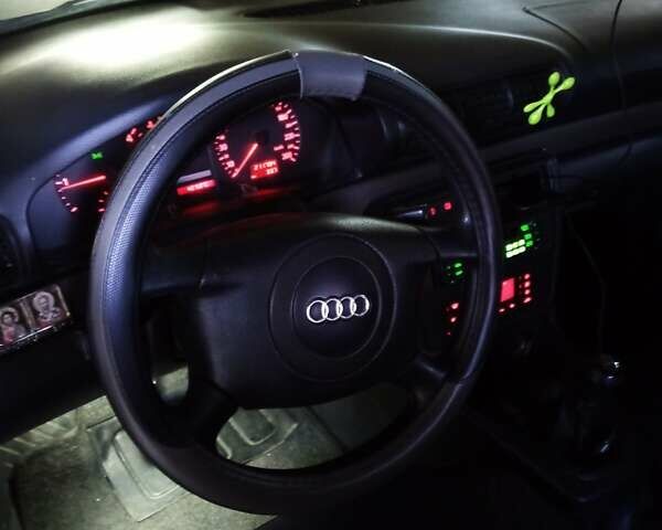 Синий Ауди А4, объемом двигателя 1.6 л и пробегом 250 тыс. км за 3000 $, фото 14 на Automoto.ua