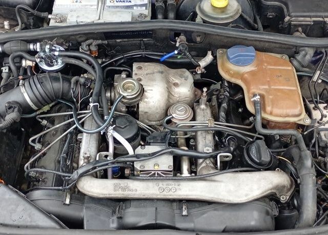 Синий Ауди А4, объемом двигателя 2.5 л и пробегом 390 тыс. км за 2500 $, фото 14 на Automoto.ua