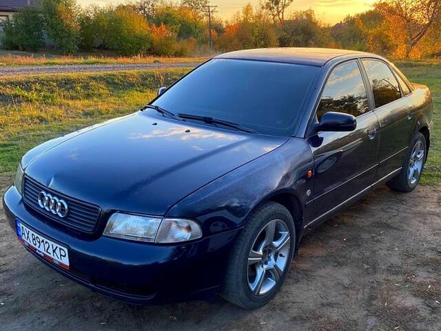 Синий Ауди А4, объемом двигателя 1.6 л и пробегом 240 тыс. км за 2650 $, фото 1 на Automoto.ua