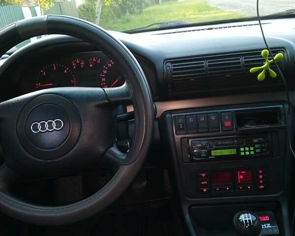 Синий Ауди А4, объемом двигателя 1.6 л и пробегом 250 тыс. км за 3000 $, фото 4 на Automoto.ua