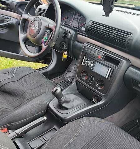 Синий Ауди А4, объемом двигателя 1.6 л и пробегом 325 тыс. км за 3500 $, фото 3 на Automoto.ua