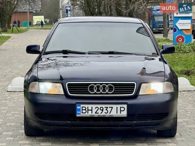 Синий Ауди А4, объемом двигателя 1.8 л и пробегом 321 тыс. км за 3400 $, фото 1 на Automoto.ua