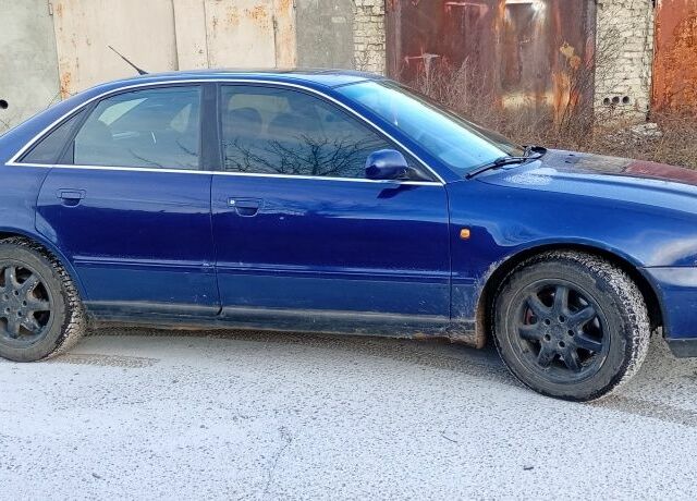 Синий Ауди А4, объемом двигателя 2.5 л и пробегом 390 тыс. км за 2500 $, фото 2 на Automoto.ua