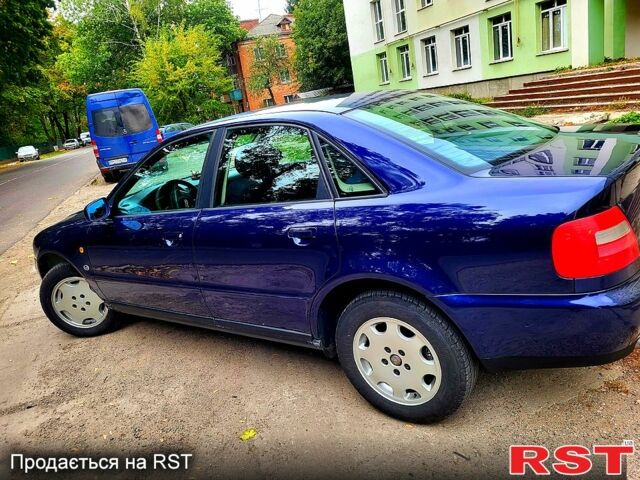 Синий Ауди А4, объемом двигателя 1.6 л и пробегом 306 тыс. км за 4650 $, фото 3 на Automoto.ua