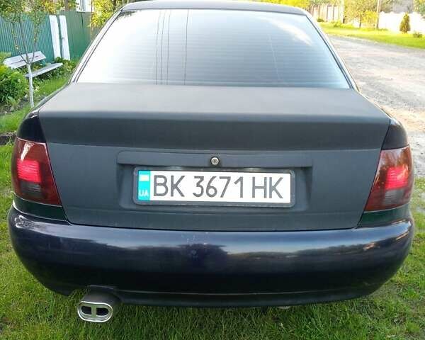 Синий Ауди А4, объемом двигателя 1.6 л и пробегом 250 тыс. км за 3000 $, фото 3 на Automoto.ua