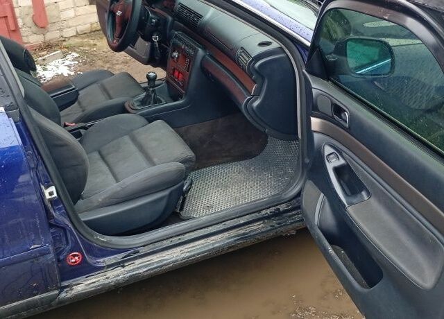 Синий Ауди А4, объемом двигателя 2.5 л и пробегом 390 тыс. км за 2500 $, фото 12 на Automoto.ua