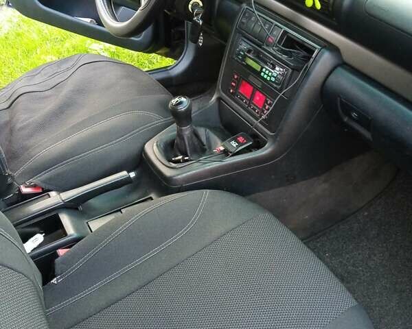 Синий Ауди А4, объемом двигателя 1.6 л и пробегом 250 тыс. км за 3000 $, фото 8 на Automoto.ua