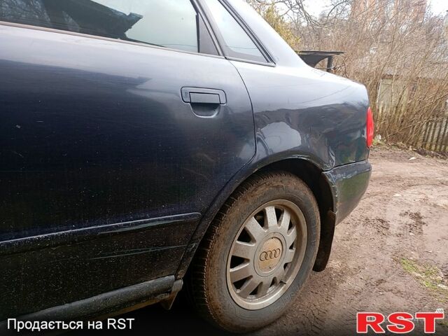 Синий Ауди А4, объемом двигателя 1.6 л и пробегом 342 тыс. км за 2600 $, фото 1 на Automoto.ua