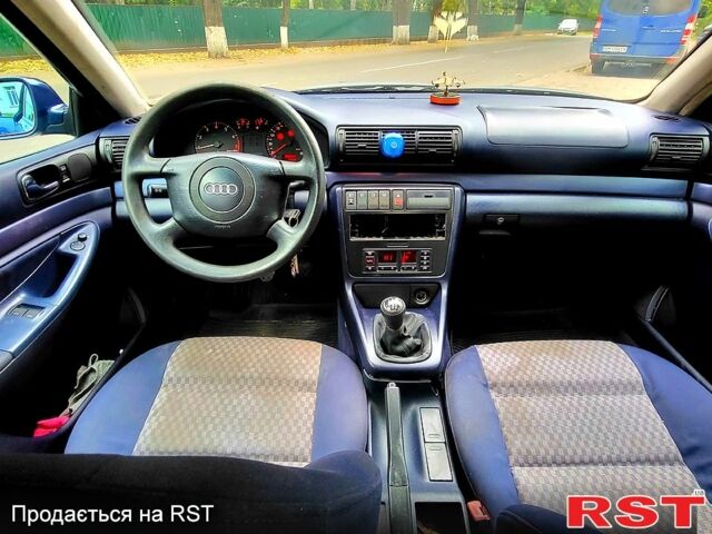 Синий Ауди А4, объемом двигателя 1.6 л и пробегом 306 тыс. км за 4650 $, фото 5 на Automoto.ua