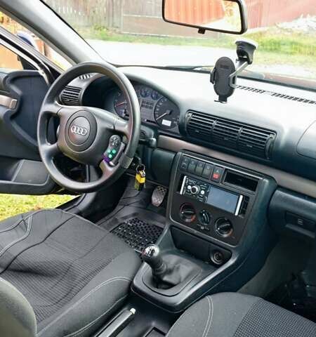 Синий Ауди А4, объемом двигателя 1.6 л и пробегом 325 тыс. км за 3500 $, фото 2 на Automoto.ua