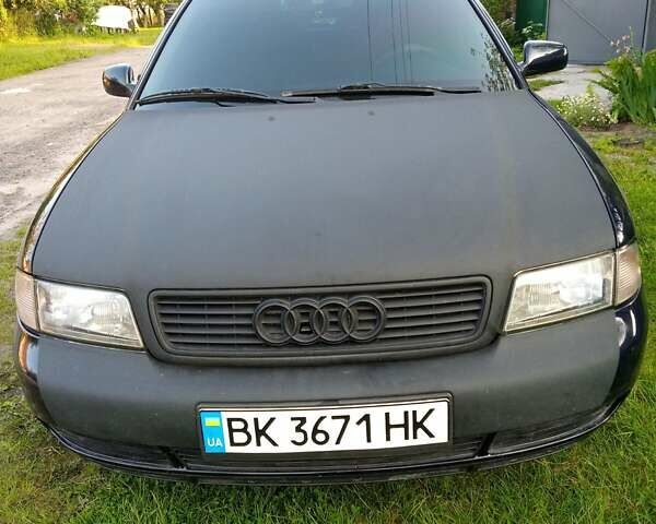 Синий Ауди А4, объемом двигателя 1.6 л и пробегом 250 тыс. км за 3000 $, фото 1 на Automoto.ua