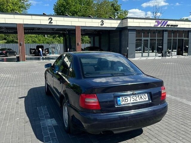 Синий Ауди А4, объемом двигателя 1.6 л и пробегом 348 тыс. км за 1900 $, фото 2 на Automoto.ua