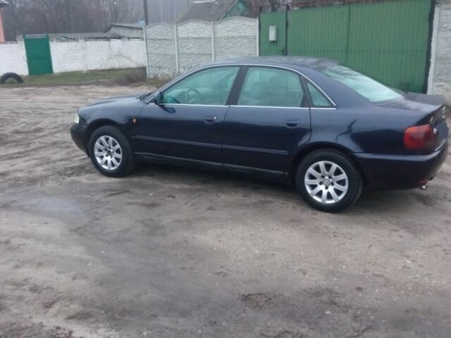 Синий Ауди А4, объемом двигателя 2 л и пробегом 300 тыс. км за 2000 $, фото 1 на Automoto.ua