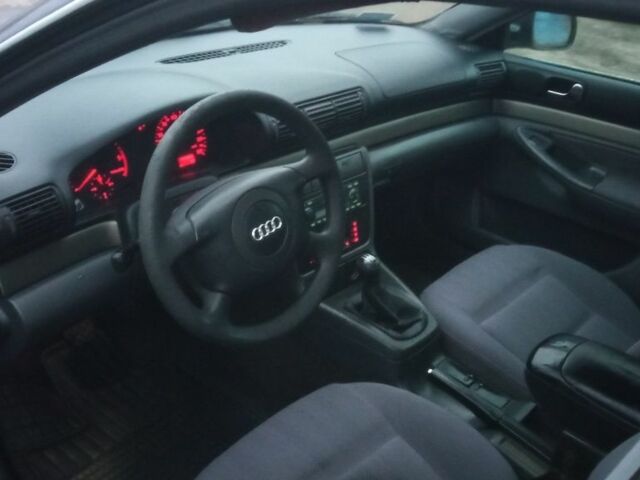 Синий Ауди А4, объемом двигателя 2 л и пробегом 300 тыс. км за 2000 $, фото 7 на Automoto.ua