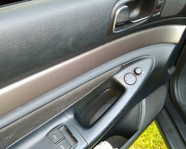 Синий Ауди А4, объемом двигателя 1.6 л и пробегом 250 тыс. км за 3000 $, фото 5 на Automoto.ua