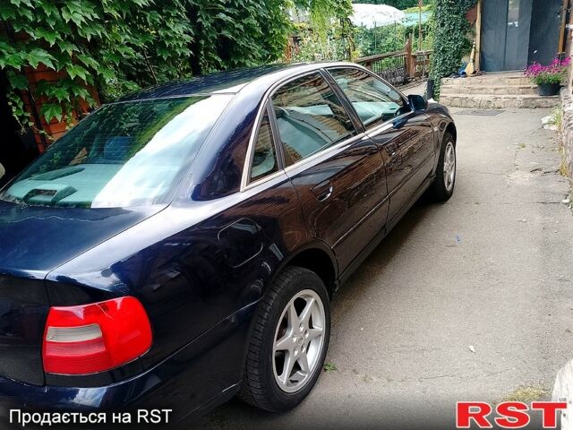 Синий Ауди А4, объемом двигателя 2.4 л и пробегом 347 тыс. км за 2800 $, фото 1 на Automoto.ua
