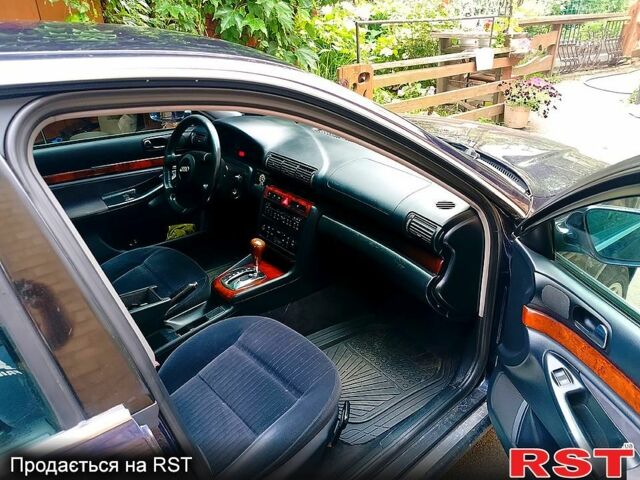 Синий Ауди А4, объемом двигателя 2.4 л и пробегом 323 тыс. км за 3300 $, фото 2 на Automoto.ua