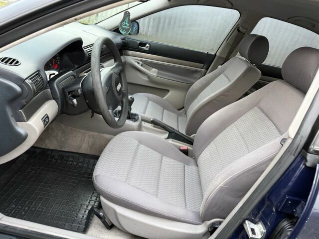 Синій Ауді А4, об'ємом двигуна 2.5 л та пробігом 300 тис. км за 1750 $, фото 4 на Automoto.ua